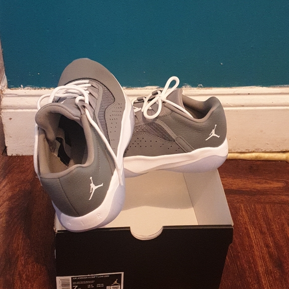 Air Jordan 11 CMFT Low (GS)  Patent Cool Grey CZ - Picture 5 of 7